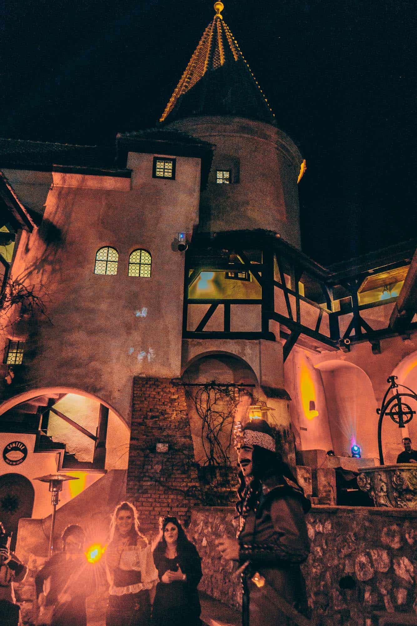 El Castillo de Bran, en los montes Cárpatos, es uno de los destinos más asociados con la figura literaria de Drácula