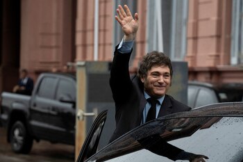 El presidente argentino, Javier Milei, saluda desde un automóvil tras una reunión con su homólogo francés, Emmanuel Macron, en la Casa Rosada. REUTERS/Irina Dambrauskas