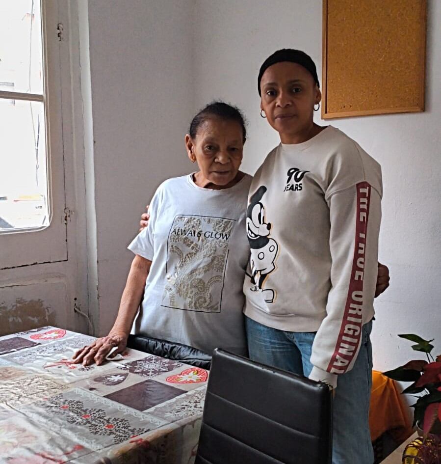 Wendy junto a su madre, de 82 años. (Cedida a Infobae)