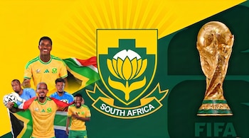 Cuatro futbolistas de Sudáfrica con uniformes amarillos y verdes, el logo de su selección, la bandera nacional y el trofeo de la Copa Mundial de la FIFA.