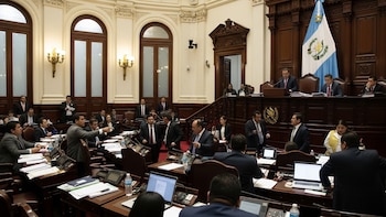 Las bancadas del Congreso se dividen entre subsidios, rebaja de impuestos y precios tope por el alza a los combustibles y el anuncio del Ejecutivo