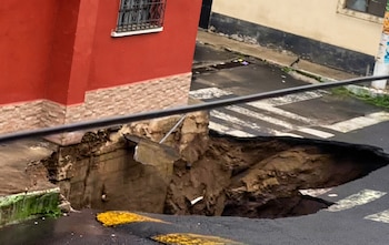 Un nuevo hundimiento en la colonia Pablo VI de Mixco obligó al cierre del tránsito peatonal y vehicular.