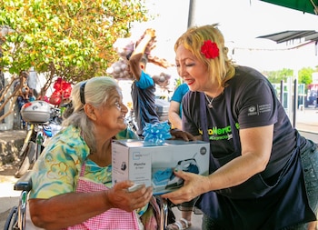 Sorteo de electrodomésticos en el agromercado, con planchas de ropa como uno de los premios destacados. (Foto cortesía MAG)