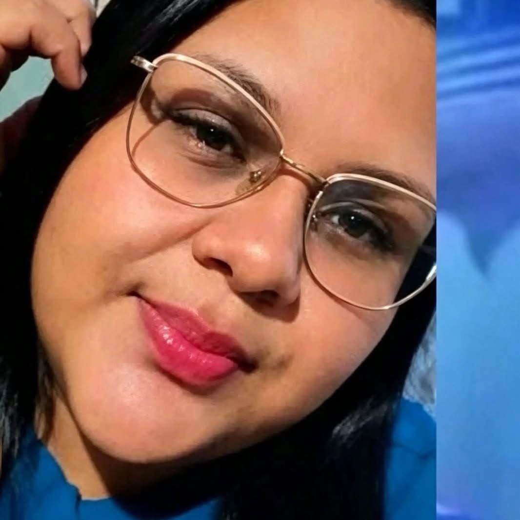 Un ramo de flores acompañado de una tarjeta fue localizado a corta distancia del cuerpo de Winiker Galeas. Se desconoce quién lo dejó en el lugar. (Foto: Cortesía / redes sociales)