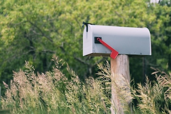 Un buzón de una casa en el campo