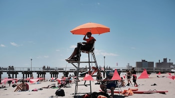 Nueva York amplía una semana la temporada de baño en sus playas públicas