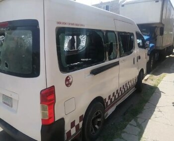 Camioneta golpeada por vecinos donde