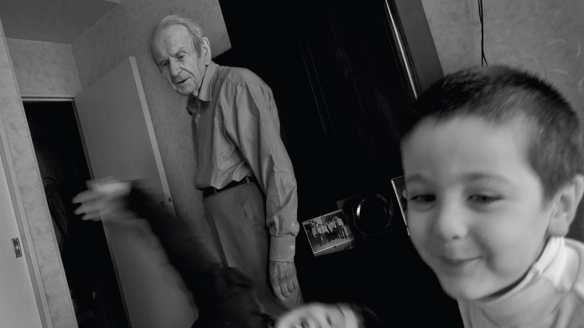 Francisco con sus bisnietos en su casa en Villa Crespo (Buenos Aires, 2012)