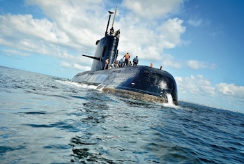 El ARA San Juan era un submarino clase TR-1700 construido por el astillero alemán Thyssen Nordseewerke, en la ciudad de Emden; se incorporó a la Base Naval Mar del Plata en 1986 tras una travesía inaugural de 28 días desde Alemania al mando de su primer comandante, Carlos Alberto Zavalla (Juan Sebastián Lobos)