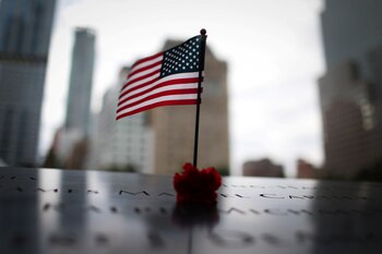 Veinte años después, en el lugar de los hechos hay un museo y el nombre de cada víctima está tallado en una enorme placa acompañada por la bandera estadounidense. (Foto: REUTERS/Mike Segar)