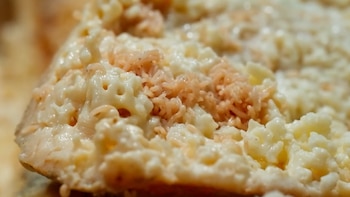 Larvas vivas, sabor extremo y redes ilegales: así es el queso más peligroso del mundo