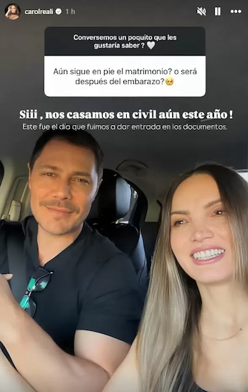 Un hombre y una mujer sonríen dentro de un coche, mirando al frente. La imagen incluye un cuadro de texto con una pregunta y una respuesta