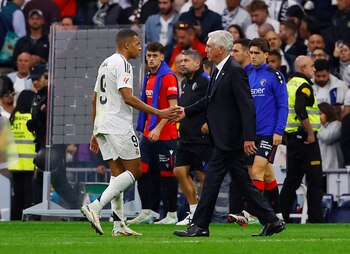Ancelotti saluda a Mbappé tras