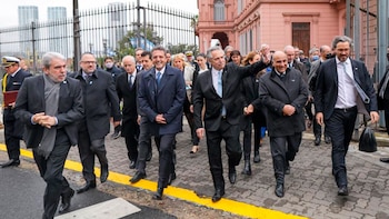Alberto Fernández acompañado de su