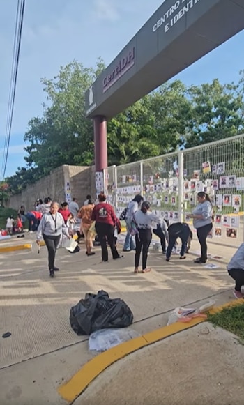 Integrantes de dos colectivos pegaron fichas de desaparecidos en las rejas y muros del Centro de Resguardo Temporal e Identificación Humana para exigir que el recinto entre en funciones. Crédito: Especial