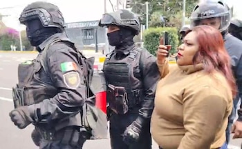 "Me estuvieron hostigando y preguntándome directamente que quién nos financiaba. Y yo les dije que la Secretaría de Educación Pública nos paga porque somos maestros.