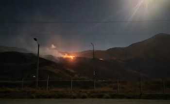 Las llamas avanzaron sobre un sector de vegetación seca y relieve complejo en Volcán