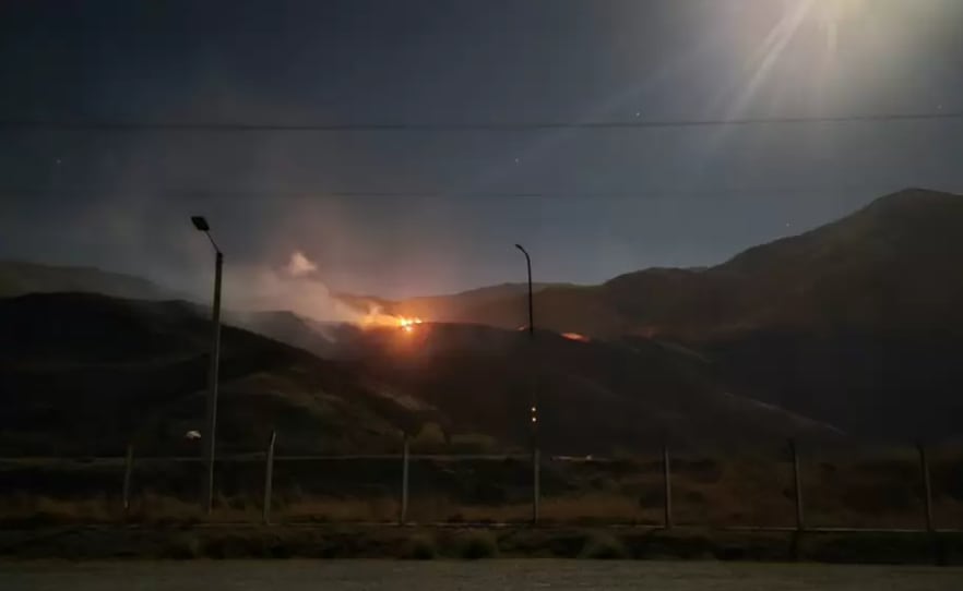Las llamas avanzaron sobre un sector de vegetación seca y relieve complejo en Volcán
