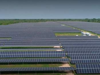 Montaje de la planta solar más grande del país - crédito Enel Green Power