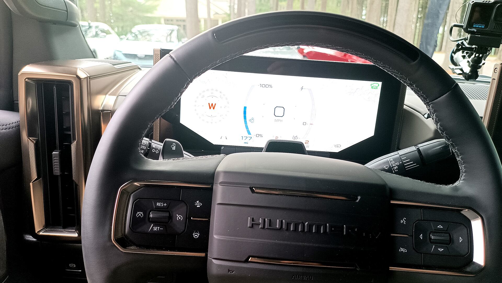 En el lado izquierdo del volante, dos botones indican cómo activar el sistema Super Cruise