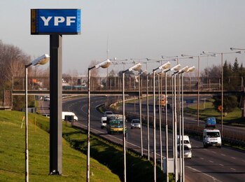 A través de un canje de deuda, YPF postergó pagos que para este mes alcanzaban los USD 413 millones. Foto: REUTERS/Enrique Marcarian