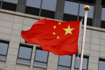 La bandera nacional de China se exhibe en el Ministerio de Comercio de China en Pekín, China, el 7 de enero de 2019. EFE/EPA/WU HONG
////////// The Chinese national flag is displayed at the Ministry of Commerce of China in Beijing, China, 07 January 2019. US delegations are in Beijing for the start of two days of trade talks between China and the USA. (United States) EFE/EPA/WU HONG