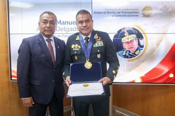 El comandante general de la Policía Nacional del Perú, Óscar Arriola, recibe la condecoración de la Orden al Mérito de Transportes y Comunicaciones.