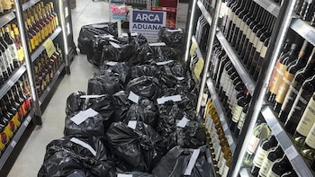 La Aduana y la DGI incautaron y destruyeron bebidas alcohólicas de origen extranjero por más de $24 millones