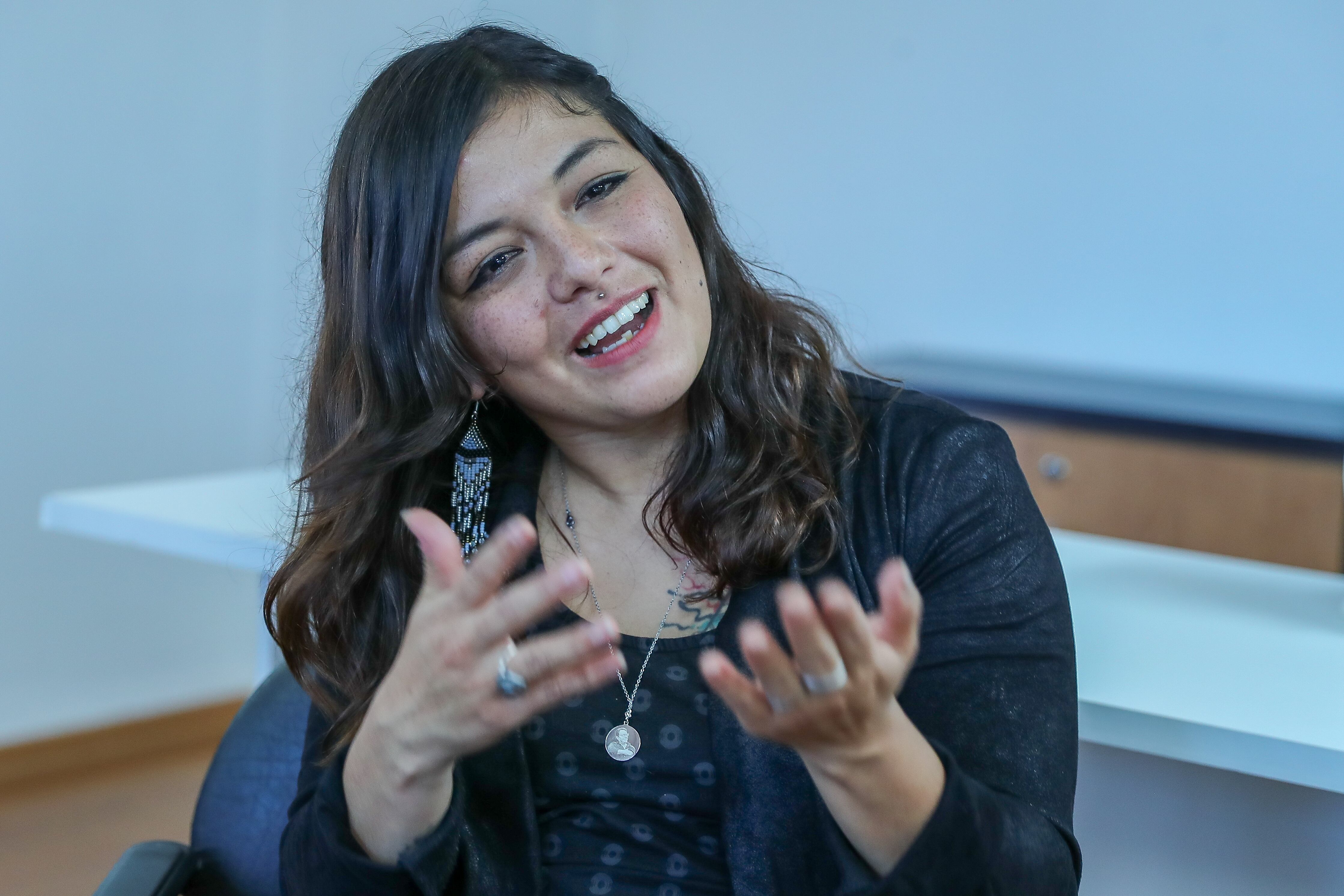 Amanda Villavicencio, la hija mayor del periodista y político Fernando Villavicencio, habla durante una entrevista. ARCHIVO/EFE/ José Jácome