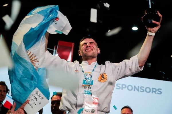 Jairo, con la bandera argentina, después de conquistar el campeonato mundial en La Rural (@jairo.carrizo22)