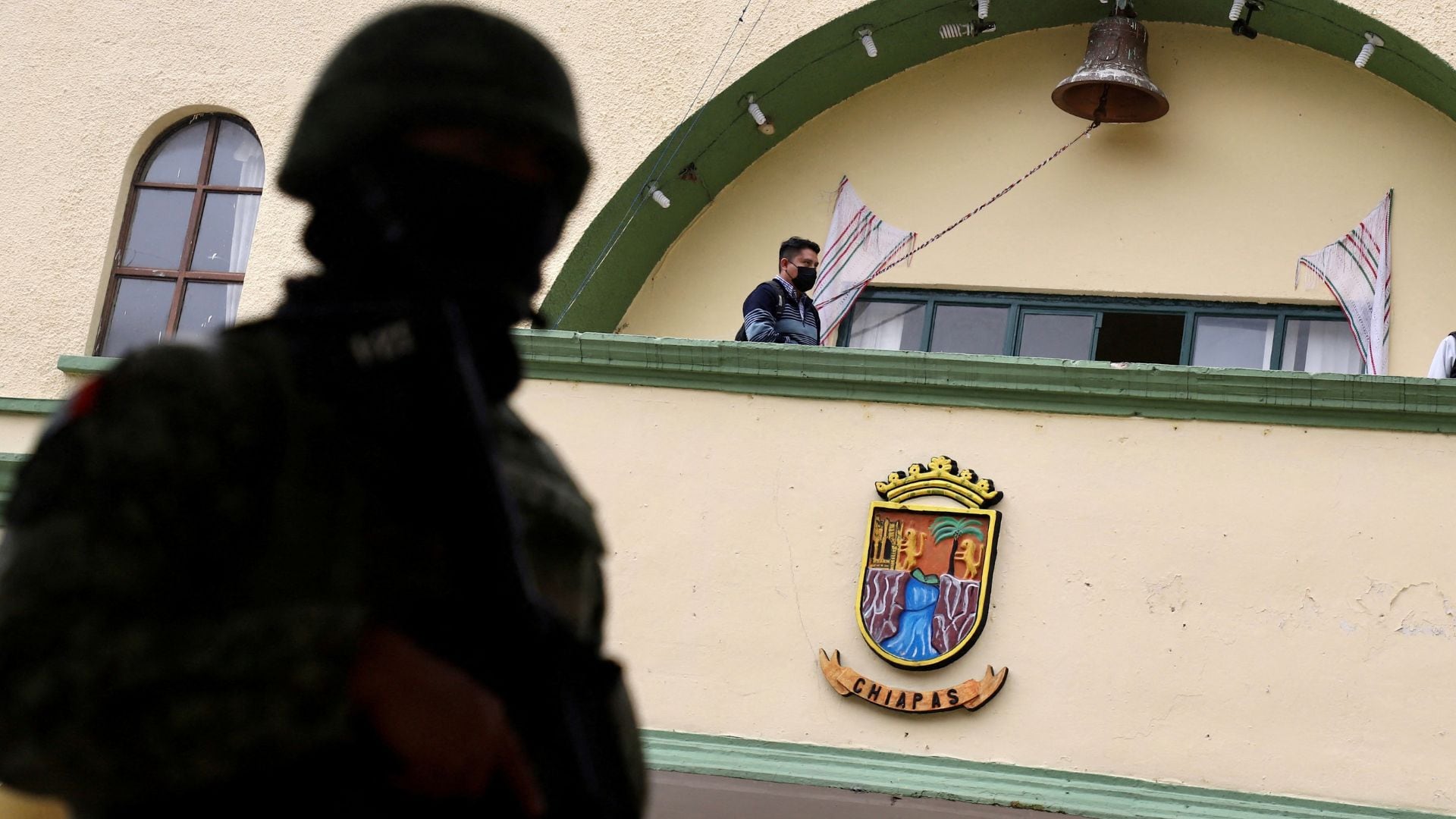 Militar vigila la sede municipal de Chenalhó, Chiapas. (Reuters)