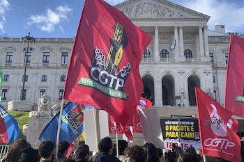 Manifestación contra el proyecto de reforma laboral presentado por el Gobierno de Portugal (EFE/Laia Mataix)