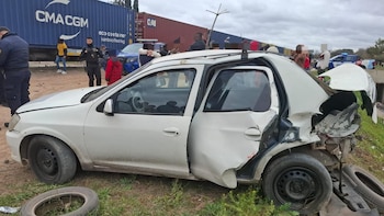 Un tren de cargas con 17 vagones arrolló a un auto en Córdoba: una mujer quedó atrapada dentro del vehículo