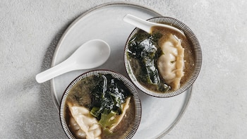 Sopa japonesa con gyozas congeladas,