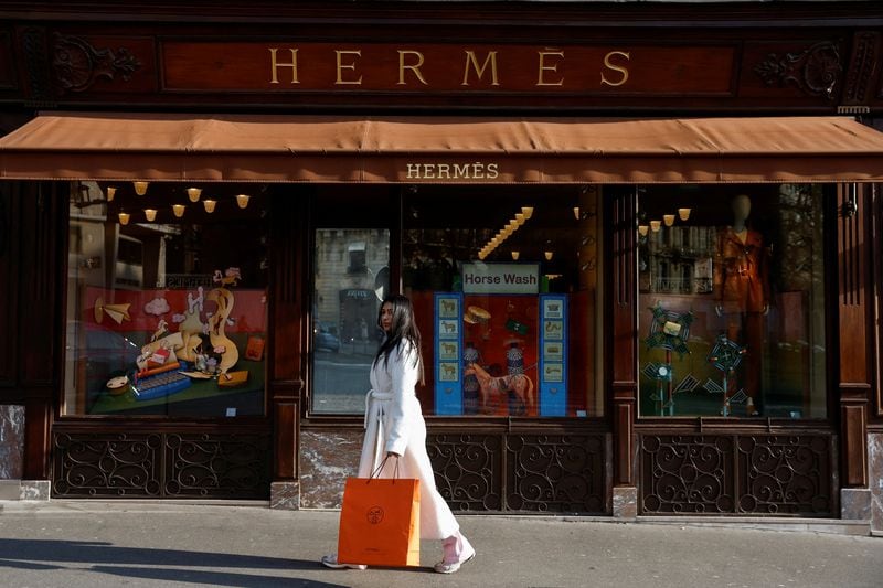 Hermès, fundada en 1837 y manejada mayormente por su familia fundadora, se convirtió en una de las empresas más valiosas de Francia gracias a piezas como sus carteras Birkin y Kelly. (Reuters)