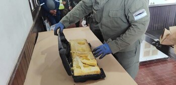 Efectivos de Gendarmería Nacional revisan