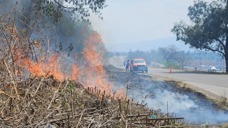 El fuego en Jujuy se propagó sobre una zona de pastizales secos cerca del acceso a Alto Comedero