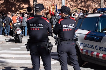 Dos agentes de los Mossos d'Esquadra. (Glòria Sánchez - Europa Press)