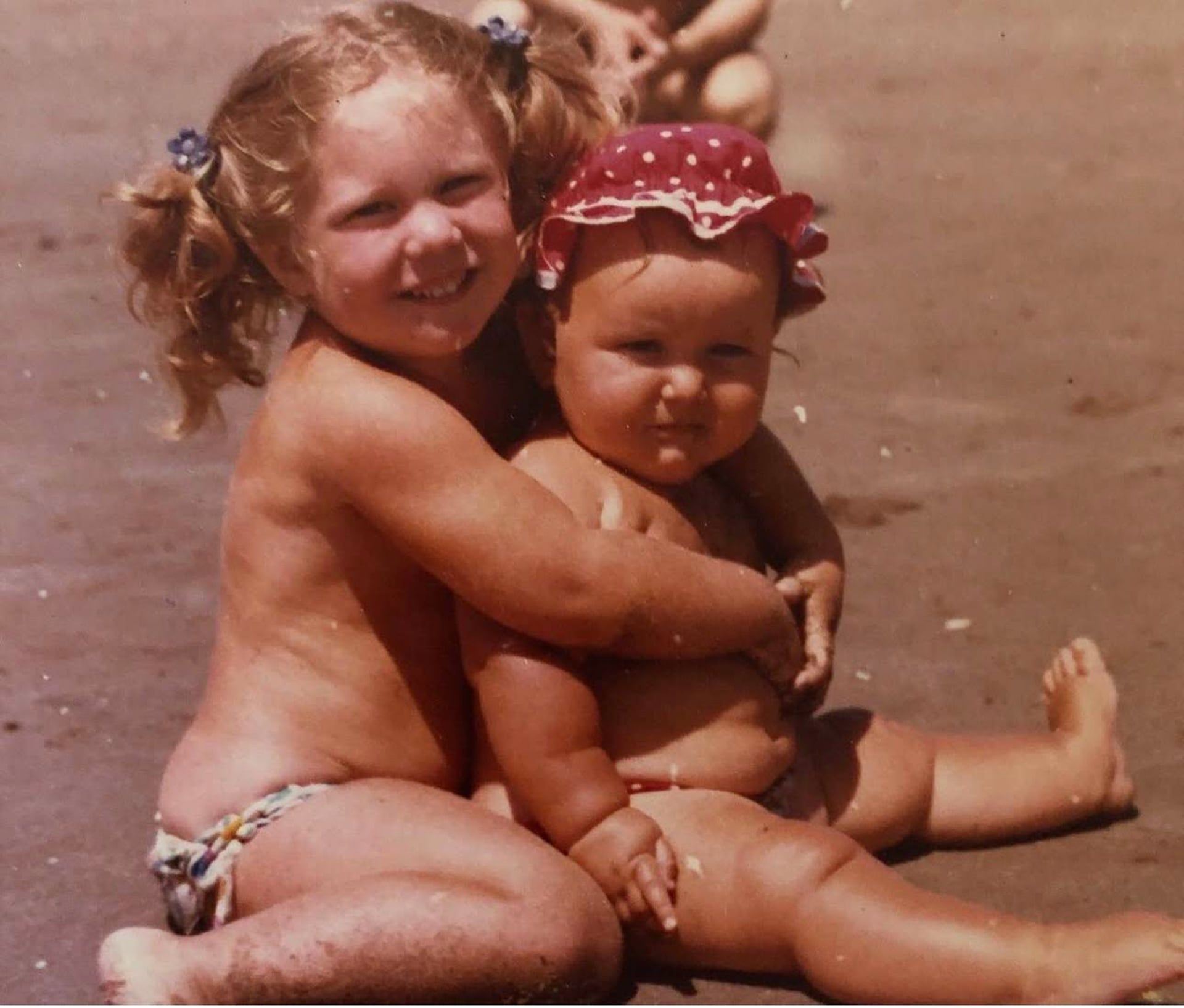 Malena Guinzburg y Soledad, su hermana mayor, de vacaciones en la costa argentina