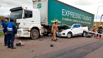 Brutal choque entre una camioneta y un camión en la Ruta 14: una mujer y su hijo murieron