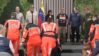 Delcy Rodríguez condecoró con la medalla "Héroes de Venezuela" a rescatistas de Italia y Suiza capturas