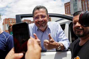 El candidato presidencial Rodrigo Chaves gesticula a sus partidarios el día de la segunda vuelta de las elecciones presidenciales de Costa Rica entre él y el expresidente José María Figueres, en San José, Costa Rica el 3 de abril de 2022. REUTERS/Monica Quesada NO RESALES. SIN ARCHIVOS