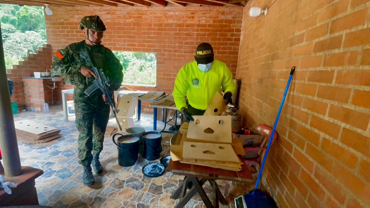 El Ejército Nacional y la Policía Antinarcóticos desmantelan un laboratorio industrial de cocaína del Clan del Golfo en San Luis, Antioquia - crédito Policía Nacional