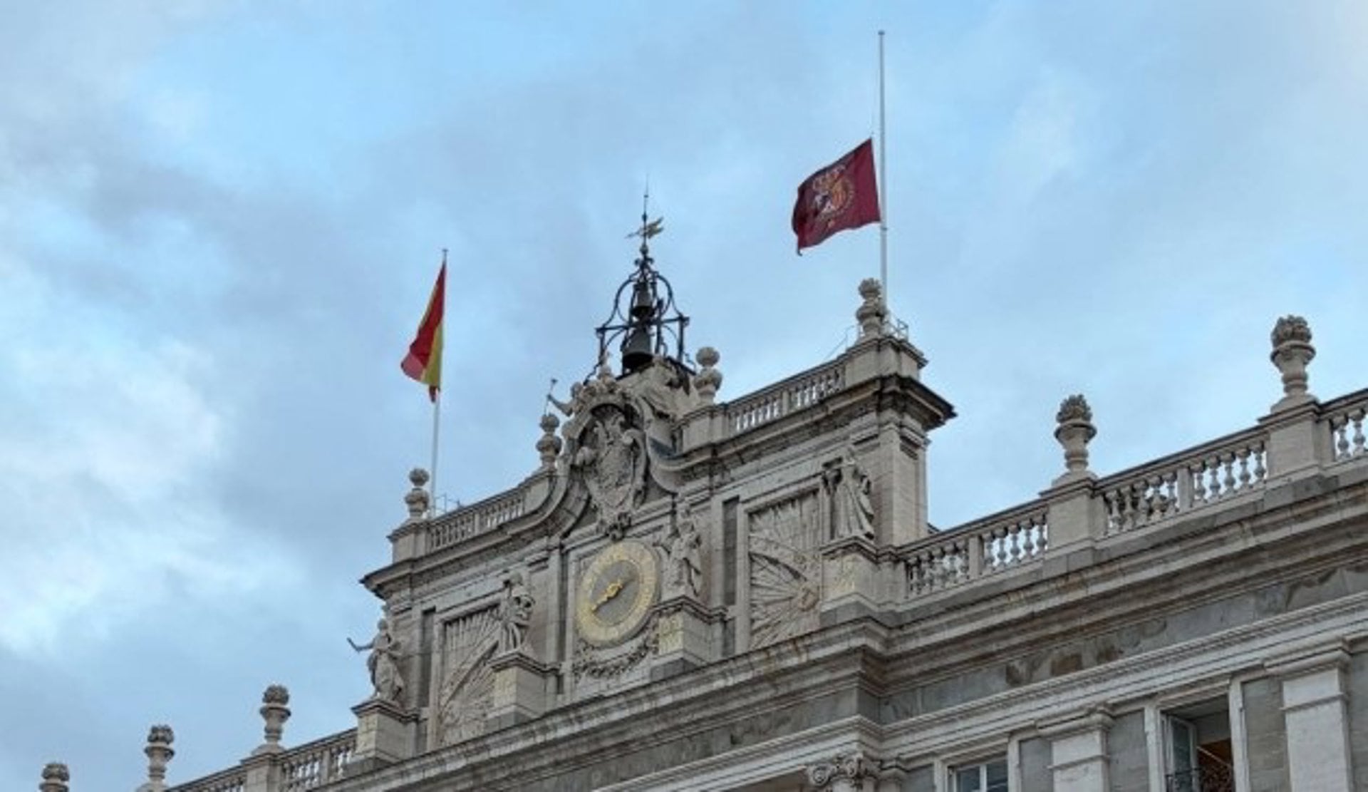 09/09/2026 El guión del Rey en el Palacio Real ondea a media asta por el funeral de Harald V de Noruega.
El guión del Rey en el Palacio Real de Madrid ondea a media asta como señal de duelo por el día del funeral de Harald V de Noruega, fallecido el pasado 28 de agosto a los 89 años, que se celebrará en la catedral de Oslo.
POLITICA
CASA DEL REY