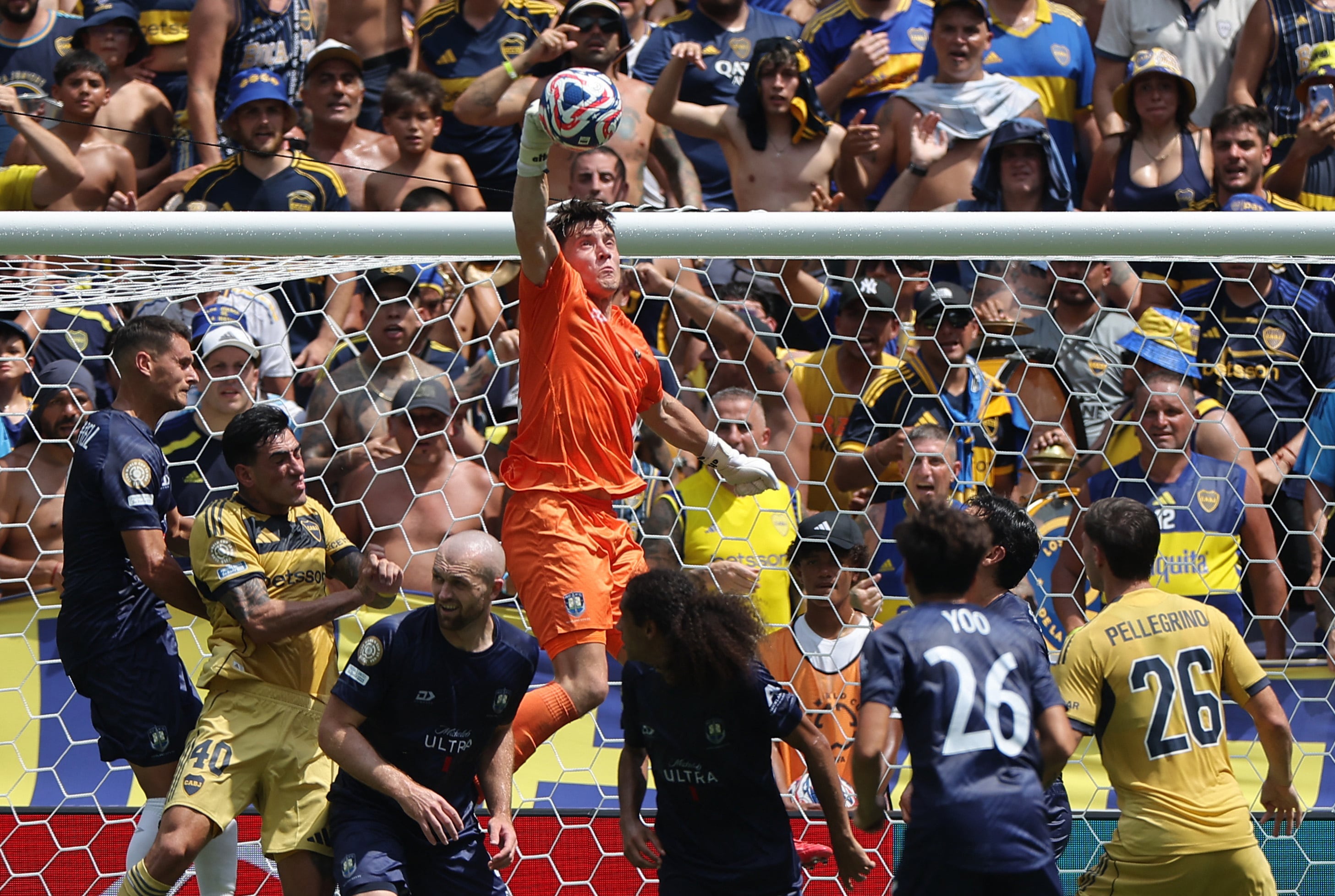 Más tarde Garrow volvió a exigirse para bajar un centro