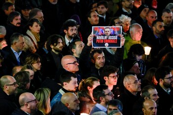Un hombre sostiene un cartel