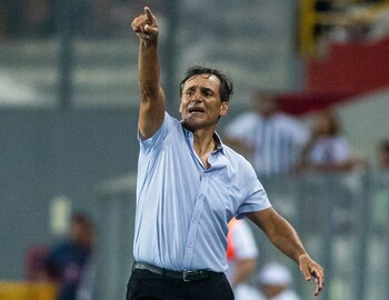 Fabián Bustos dirige a Universitario en reemplazo de Jorge Fossati, que pegó el salto a la selección peruana. - créditos: Getty Images