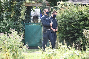 Agentes policiales caminan cerca del