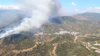 El incendio forestal de Benahavís (Málaga) obliga a confinar a los vecinos del casco urbano, que han recibido un mensaje Es-Alert