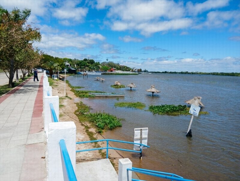 En Corrientes, aumentó el nivel del agua en las zonas costeras